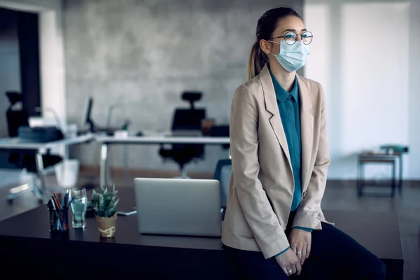 Young Businesswoman Thinking Something While Working Office Coronavirus Pandemic — 图库照片