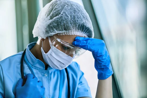 Distraught Nurse Holding Her Head Pain While Being Work Covid — 스톡 사진