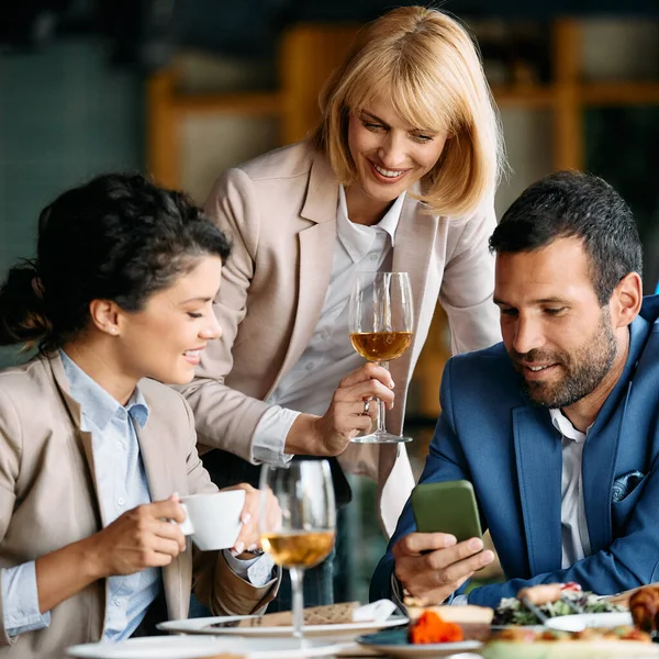 Group Coworkers Having Fun While Using Mobile Phone Restaurant — Fotografia de Stock