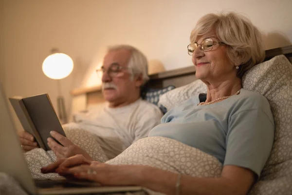Happy Mature Woman Surfing Net Laptop While Resting Her Husband — Photo