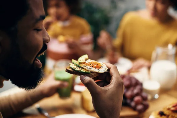 Close African American Man Eating Sandwich Avocado Eggs — Stockfoto