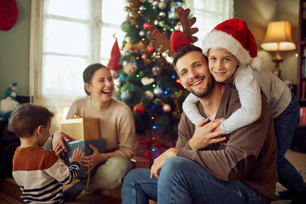 Happy Parents Kids Having Fun While Spending Christmas Day Together — ストック写真