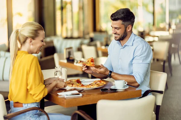 Happy Man His Girlfriend Having Pizza Lunch Restaurant — стоковое фото