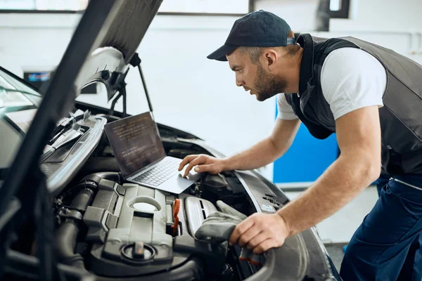 Auto Mechanic Using Laptop While Examining Car Engine Repair Shop — Stock fotografie
