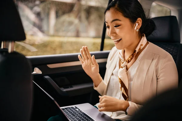 Young Asian Businesswoman Using Laptop Greeting Someone Conference Call Backseat — Foto de Stock