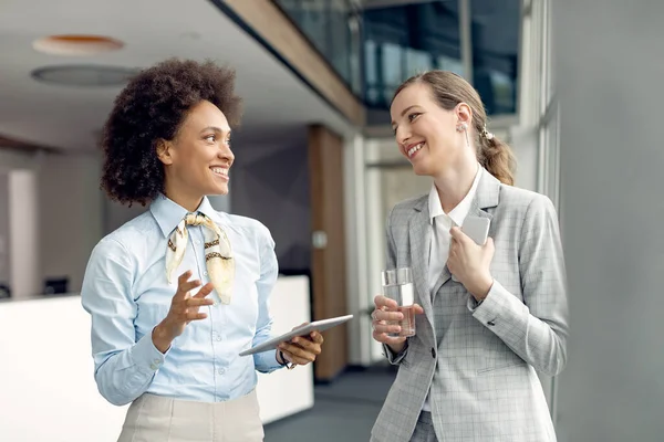 Happy African American Businesswoman Her Female Colleague Communicating Hallway — Φωτογραφία Αρχείου