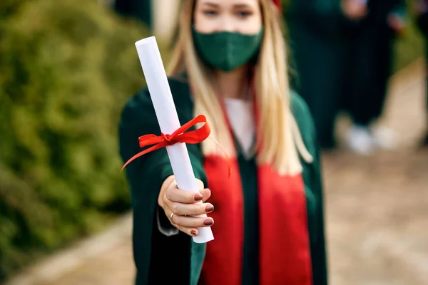 Close Graduated Student University Certificate Coronavirus Pandemic — Foto Stock