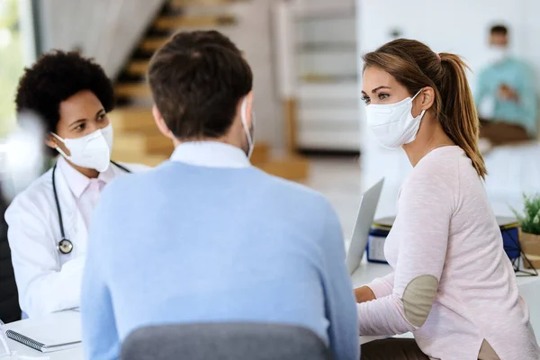 Young Couple Face Masks Talking While Having Consultations Doctor Focus — 스톡 사진