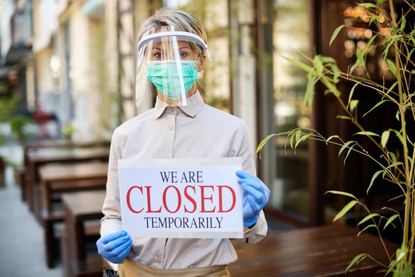 Waitress Wearing Visor Protective Face Mask While Holding Closed Sign — Foto Stock