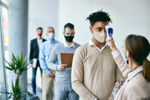 Young African American Businessman Getting His Temperature Measured Checkpoint Office — Foto Stock