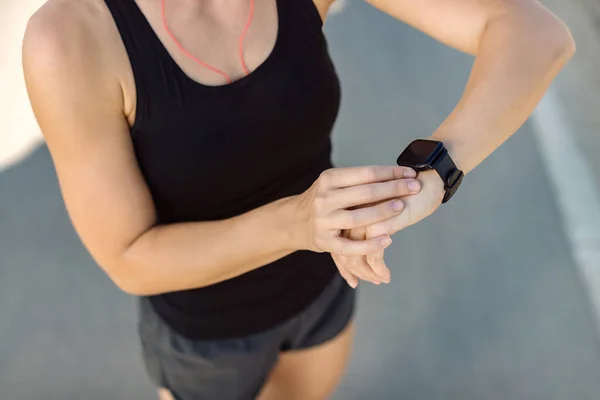 Unrecognizable Sportswoman Using Smart Watch While Preparing Sports Training Outdoors — 图库照片