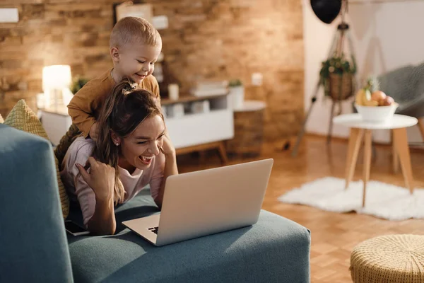 Happy Mother Son Having Fun While Using Computer Living Room — Φωτογραφία Αρχείου