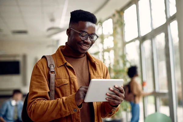 Happy African American College Student Using Digital Tablet Hallway — Stock Fotó