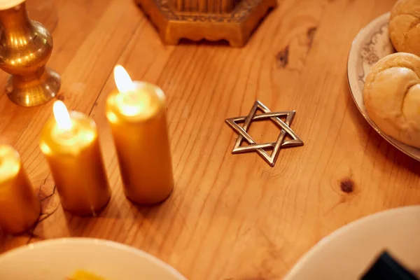 Close Van Joodse Eettafel Met Ster Van David Tijdens Chanoeka — Stockfoto