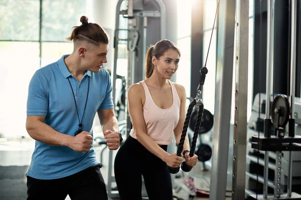 Young Sportswoman Doing Triceps Push Downs Exercise Machine Help Fitness — Fotografia de Stock