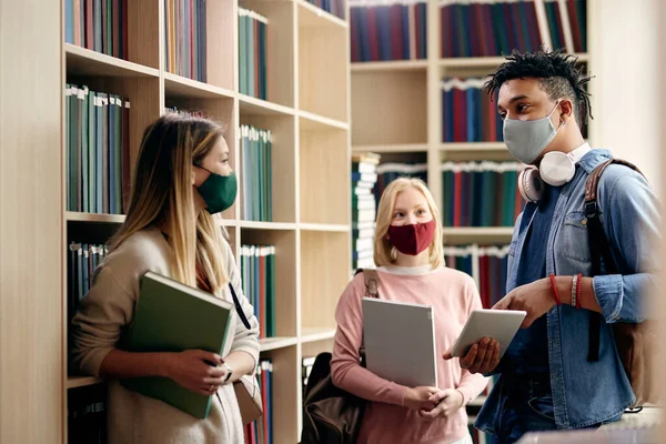 African American Student Communicating Female Friends College Library Wearing Face — Stok Foto