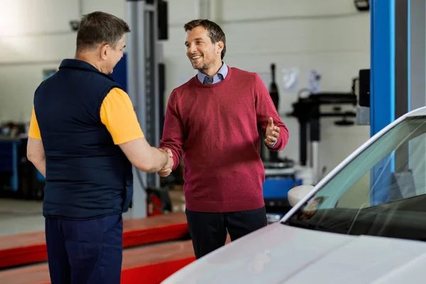Happy Male Customer Handshaking Mechanic Auto Repair Shop — Stock Fotó