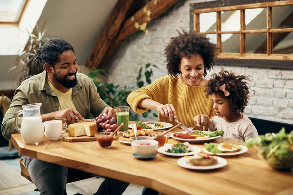 Happy Black Parents Daughter Eating Dining Table Home — Foto de Stock