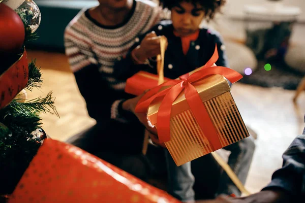 Close African American Family Giving Each Other Gifts Christmas Day — ストック写真