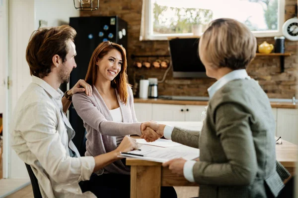 Happy Couple Making Deal Financial Advisor Meeting Home Focus Woman — Foto Stock