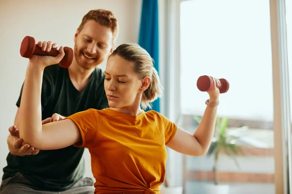 Athletic Woman Using Dumbbells While Working Out Husband Assistance Home — Fotografia de Stock