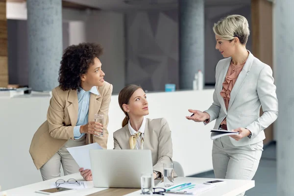 Team Female Entrepreneurs Talking While Working Business Meeting Office — Φωτογραφία Αρχείου