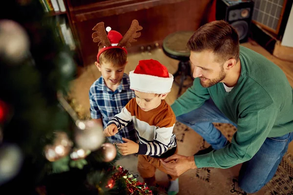 Small Boys Father Enjoying Decorating Christmas Tree Together Home — ストック写真