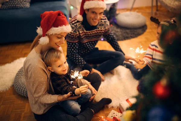 Happy Parents Children Having Fun Sparklers While Celebrating Christmas Evening — Zdjęcie stockowe
