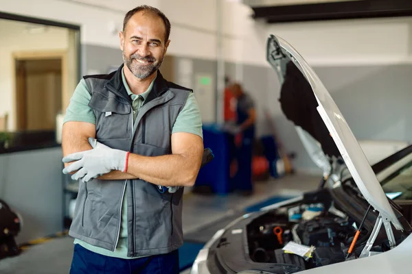 Happy Auto Mechanic Standing Arms Crossed Looking Camera While Working — Fotografia de Stock