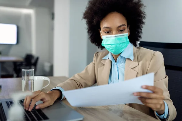 Black Female Entrepreneur Using Laptop Examining Business Reports While Wearing — Foto Stock