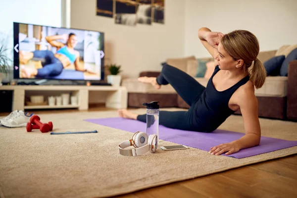 Athletic Woman Practicing Side Sit Ups Front Living Room —  Fotos de Stock