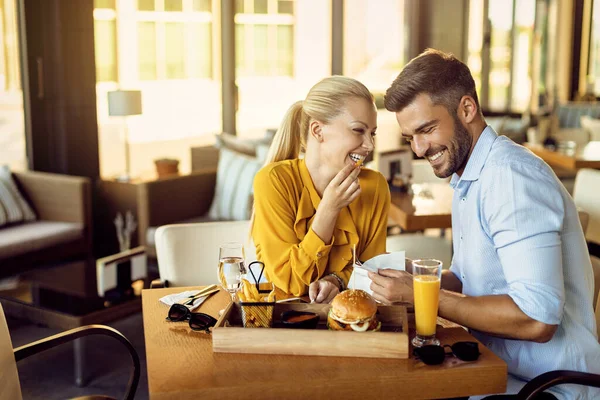 Happy Couple Talking Having Fun While Eating Restaurant — Foto de Stock