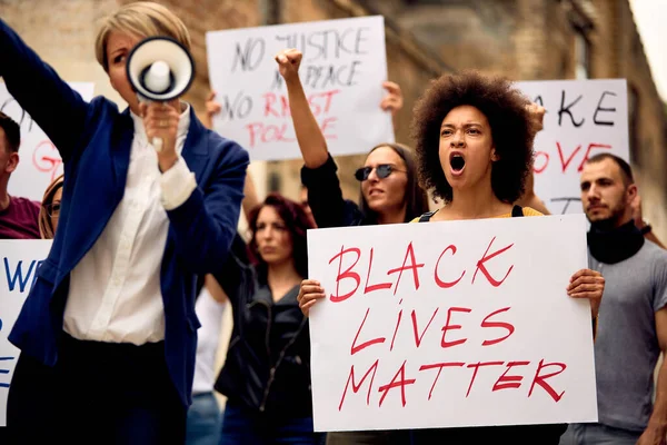 African American Woman Shouting While Holding Black Lives Matter Placard — Stok fotoğraf