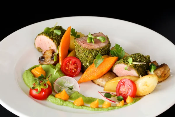 Feines Essen Mit Fleisch Und Gegrilltem Gemüse — Stockfoto