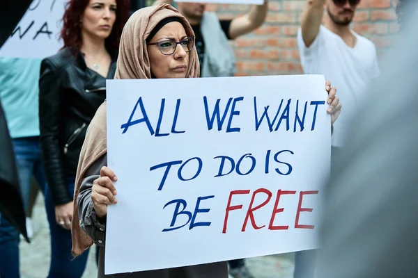 Muslim Woman Carrying Placard Freedom Inscription While Protesting Crowd People — стоковое фото