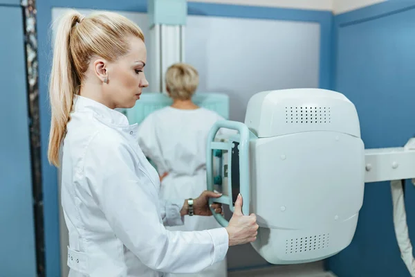 Vrouwelijke Arts Neemt Röntgenfoto Van Een Patiënt Onderzoekskamer Het Ziekenhuis — Stockfoto