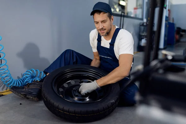 Auto Mechanic Repairing Car Tire Workshop — Φωτογραφία Αρχείου