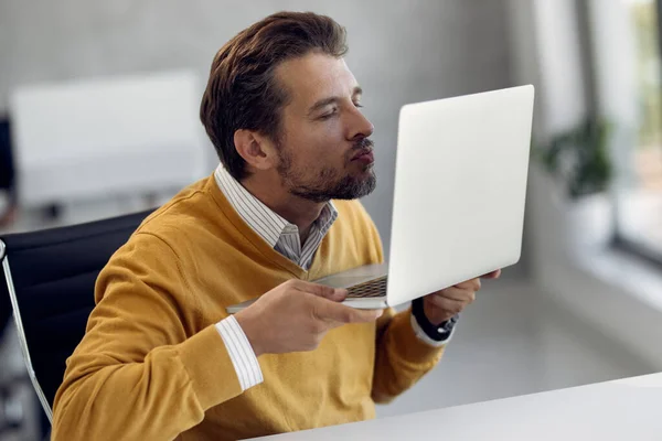 Businessman Dating Online Kissing Laptop Screen Office — Φωτογραφία Αρχείου