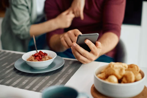 Close Couple Using Using Smart Phone While Having Breakfast Home — Stockfoto