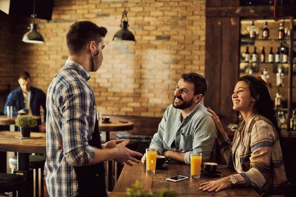 Happy Couple Talking Waiter While Drinking Coffee Cafe Covid Pandemic — Foto de Stock