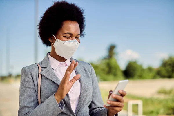 Happy African American Businesswoman Protective Face Mask Using Mobile Phone — Foto Stock