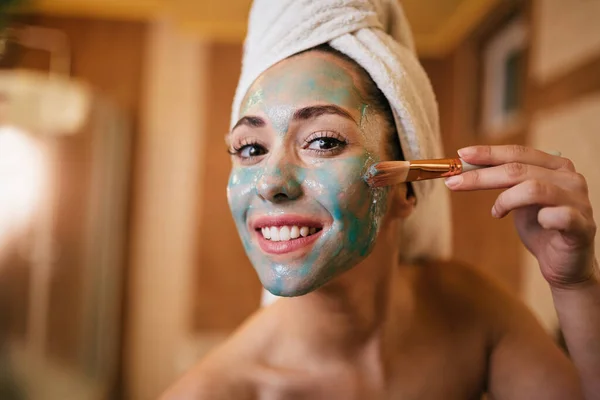 Beautiful Smiling Woman Applying Facial Mask Bathroom — Φωτογραφία Αρχείου