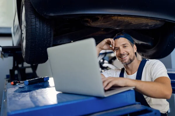 Happy Car Mechanic Використовуючи Ноутбук Під Час Роботи Авторемонтному Магазині — стокове фото