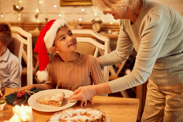 Happy Little Girl Talking Her Grandmother Who Serving Christmas Pie — ストック写真