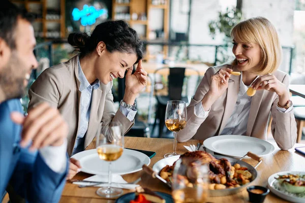 Young Businesswoman Her Colleagues Having Fun Laughing While Eating Lunch — Fotografia de Stock