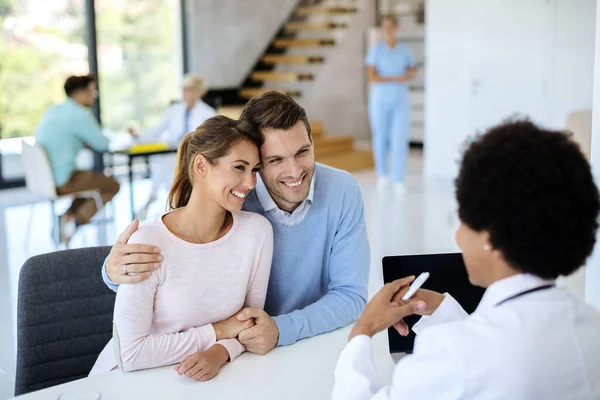 Happy Couple Sitting Embraced While Talking Doctor Consultations Medical Clinic — Stockfoto