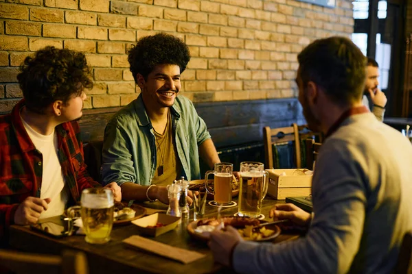 Багаторасова Група Друзів Чоловіків Спілкується Коли Ють Пиво Їдять Пабі Стокова Картинка