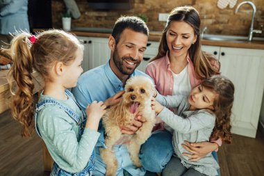 Genç mutlu aile evde köpekleriyle eğleniyor.. 