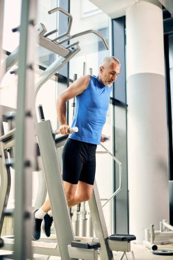 Spor antrenmanı sırasında spor dalgıçlığı yapan olgun bir sporcu..