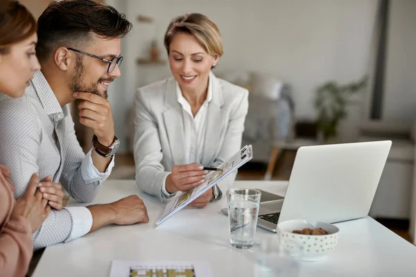 Young Couple Examining Blueprints Real Estate Agent While Having Meeting — Foto Stock
